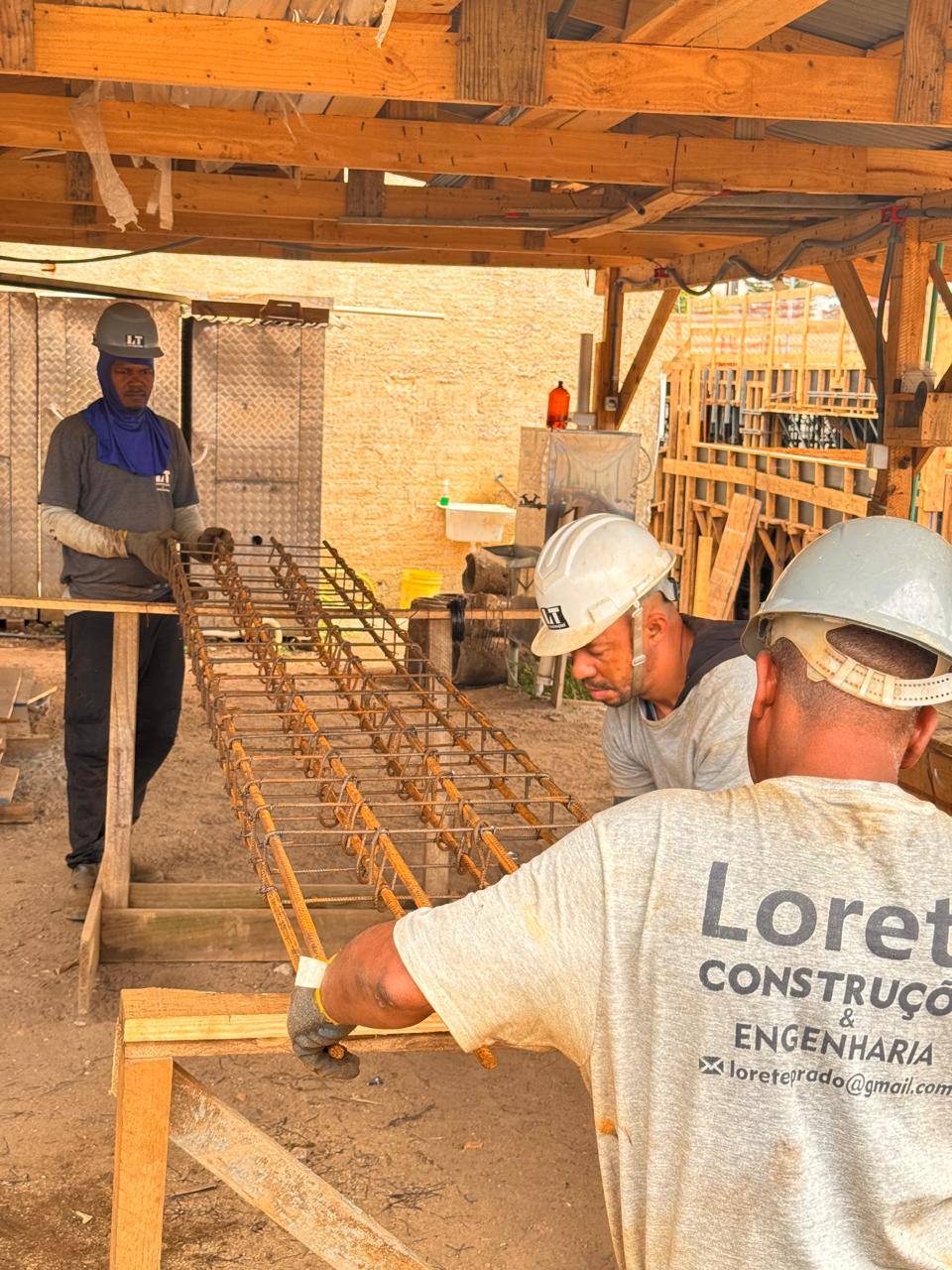 Profissional da Lorete Construções montando a armação de vigas na central de obra