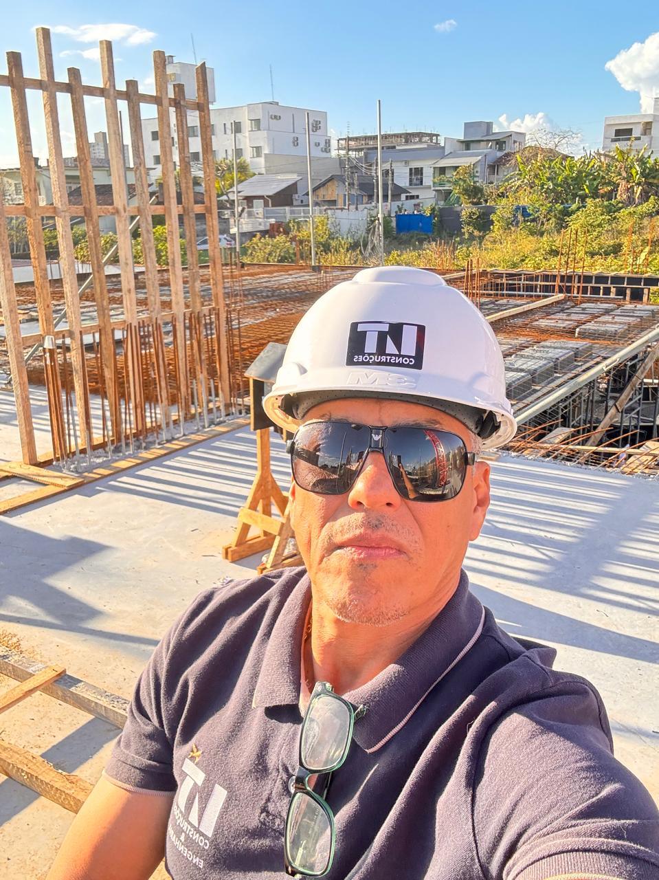Denilton Lorete, fundador da Lorete Construções, de capacete na obra