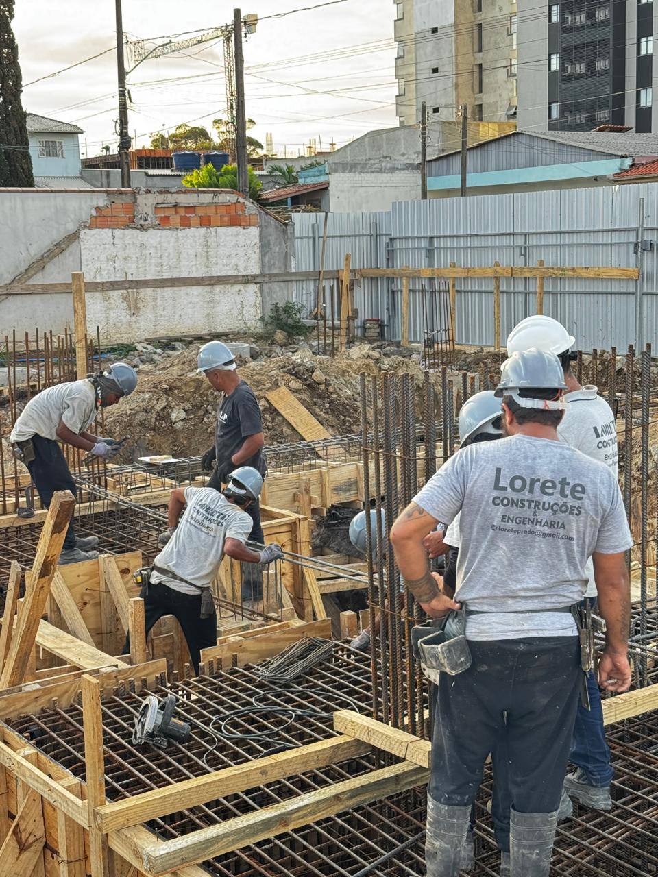 Equipe da Lorete Construções montando a armação das sapatas