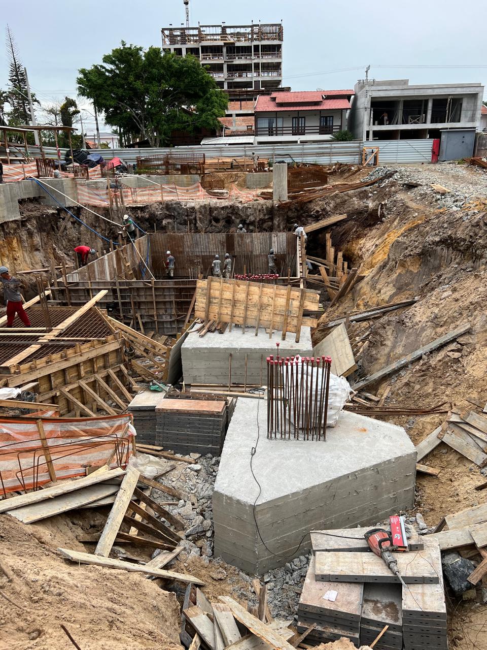 Blocos de fundação já concretados, com as esperas dos pilares