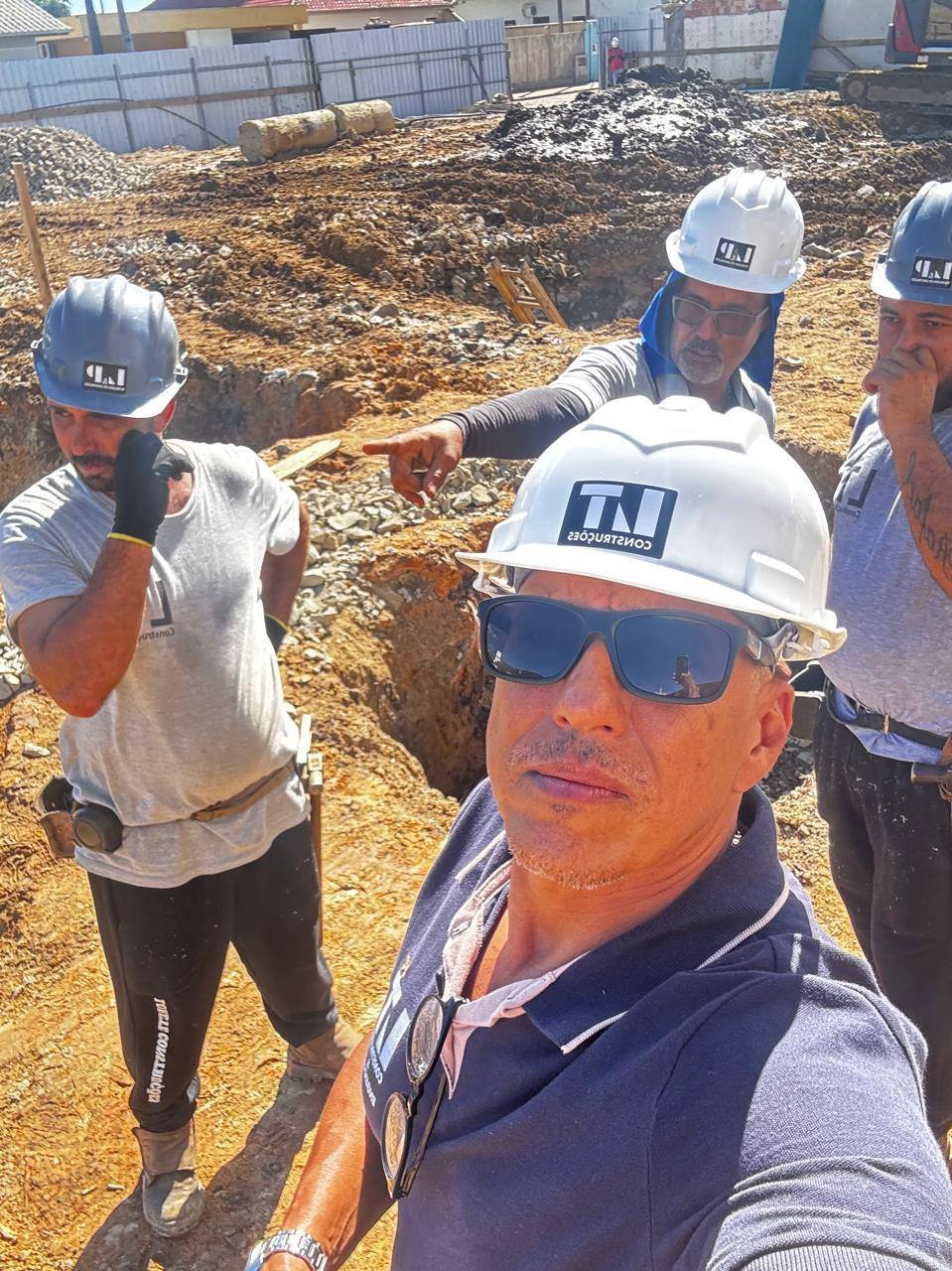 Denilton Lorete com a equipe, orientando o serviço na fundação