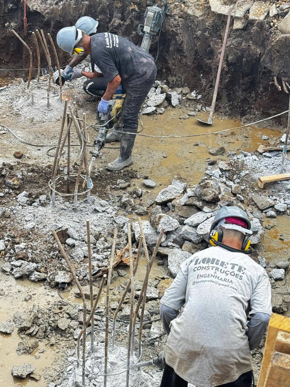 Profissional da Lorete Construções preparando a fundação na escavação