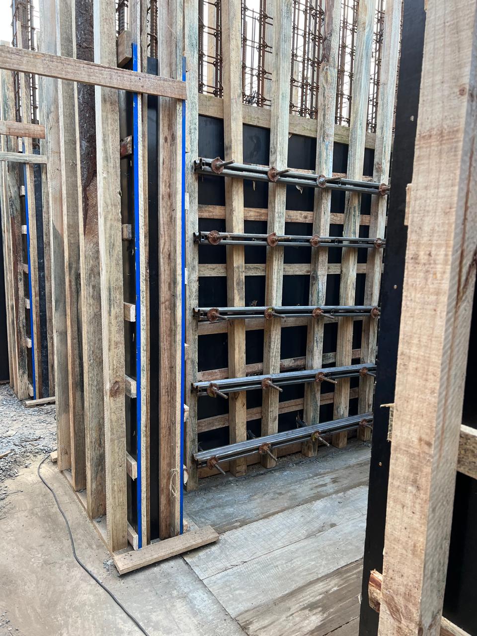 Formas de parede de concreto travadas com tirantes, prontas para concretar