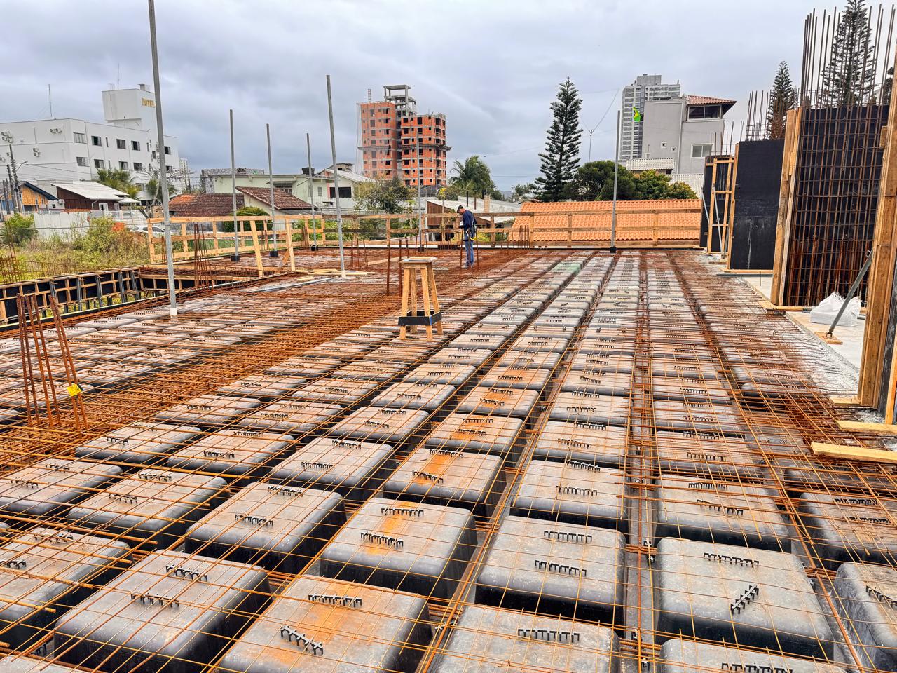 Laje nervurada armada sobre as cubetas, com tela e reforços prontos para a concretagem